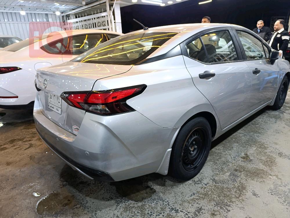 نيسان فيرسا